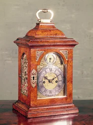 Tischuhr, Walnussfurniergehäuse mit vergoldeten Silberbeschlägen, von David Hubert (fl. 1714-48), ca. 1725